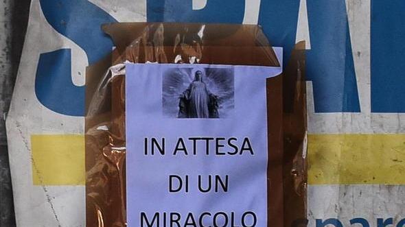 Porta San Pietro, ironia sul ponteggio