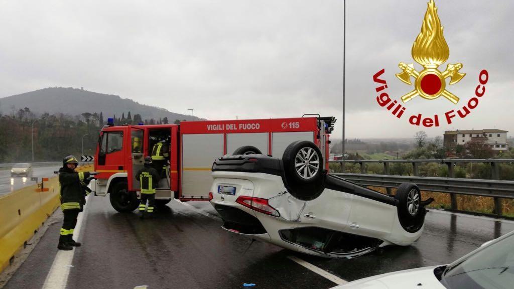 Auto sbanda e si ribalta sull'A11: paura per due giovani a bordo