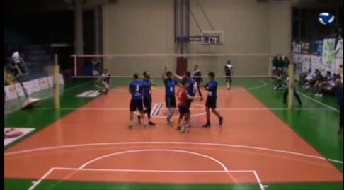Prova a recuperare la palla a volley ma tira giù l'arbitro dal seggiolone - Video