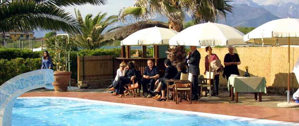 Truffa al bagno dei vip: mangia, nuota e non paga 
