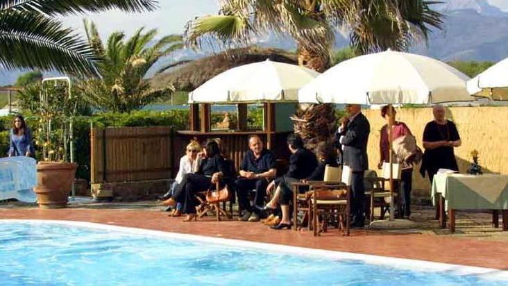 Truffa al bagno dei vip: mangia, nuota e non paga