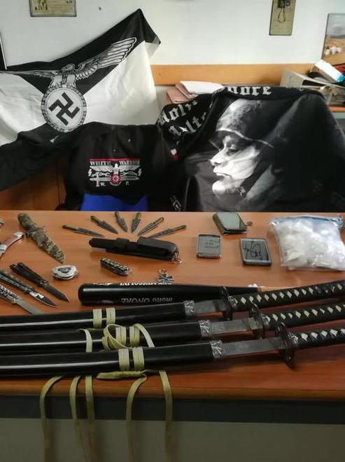 Accetta, proiettili e mazza chiodata in casa 