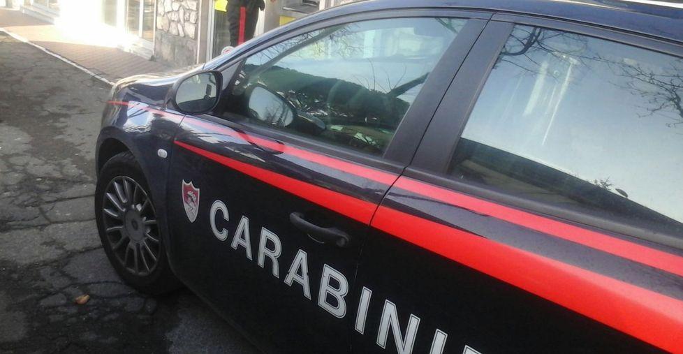 Dà in escandescenze in un bar e tenta d’aggredire i carabinieri