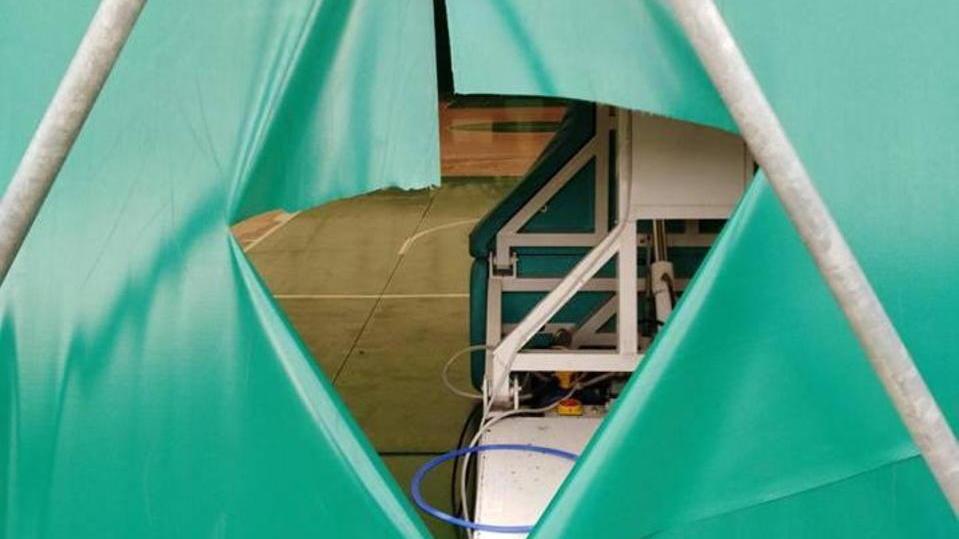 Vandali contro il tendone della geodetica