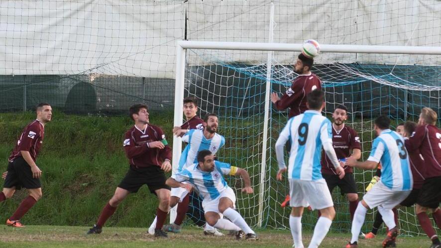 Colpo involontario all’arbitro maxi squalifica per il mister