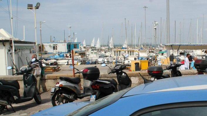 Vendeva le saponette al posto dei telefonini