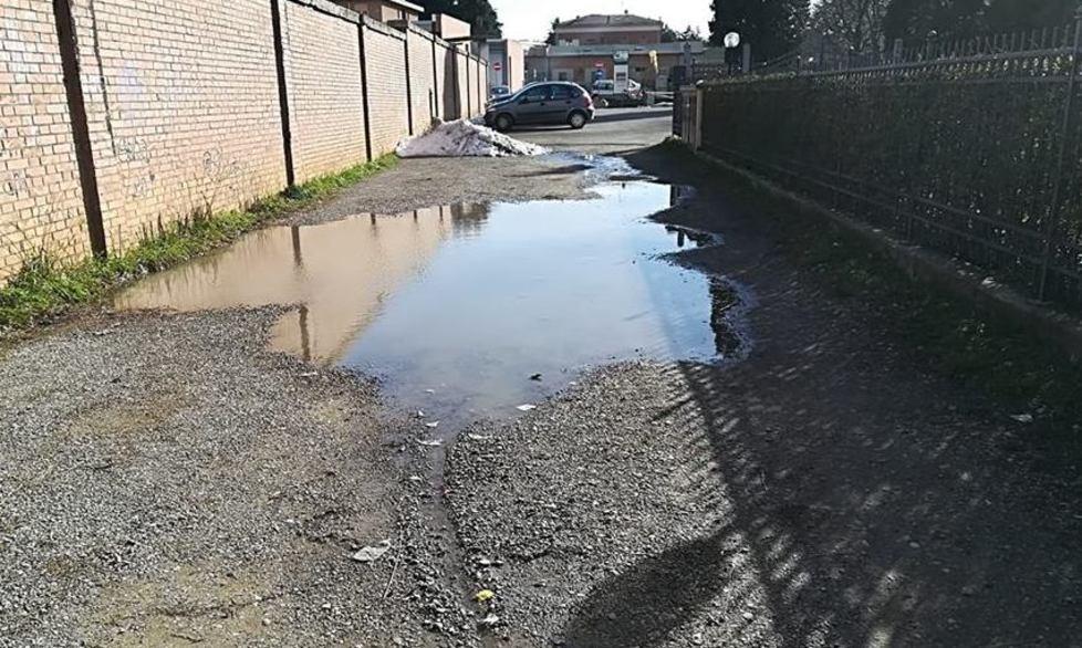 Una piscina nel passaggio pedonale