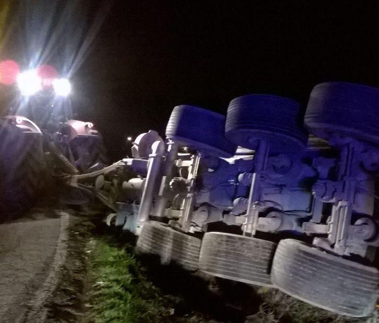 Botte per il trasporto liquami si ribalta a Mirandola