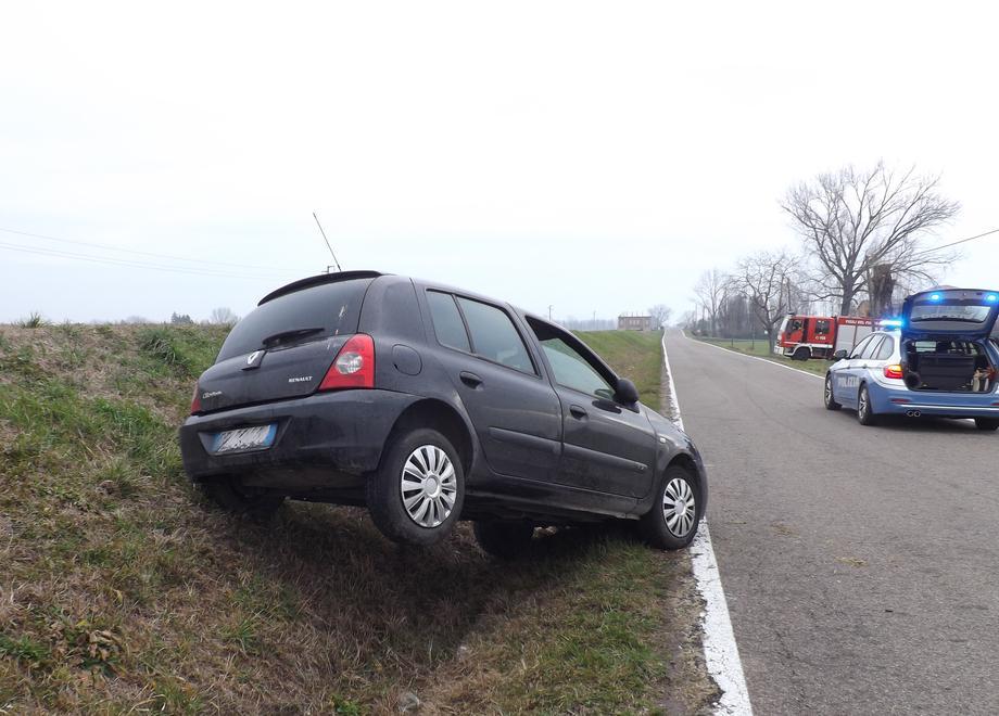 Auto nel fosso, 22enne all’ospedale