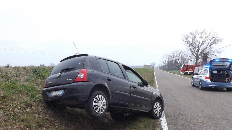 Auto nel fosso, 22enne all’ospedale