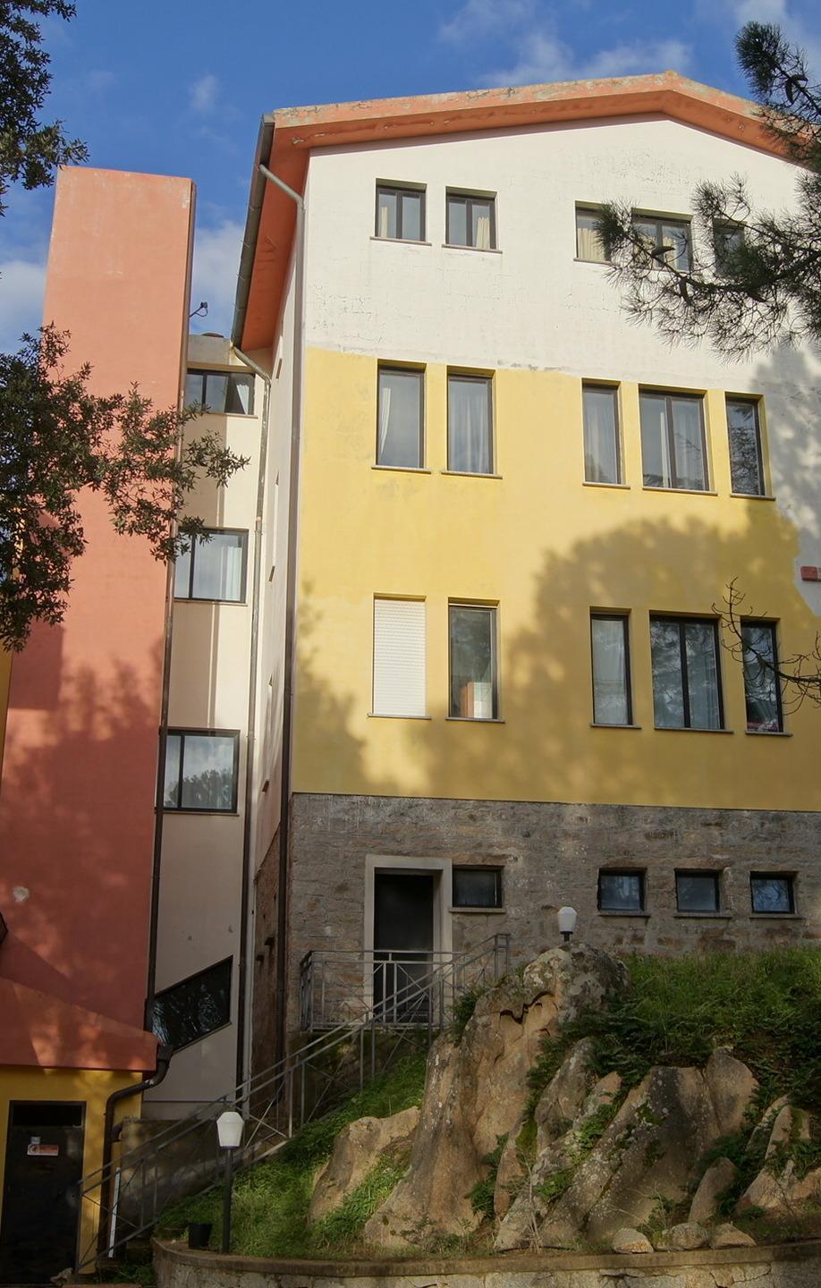 Saccheggio selvaggio all’hotel Limbara: scoppia la polemica 