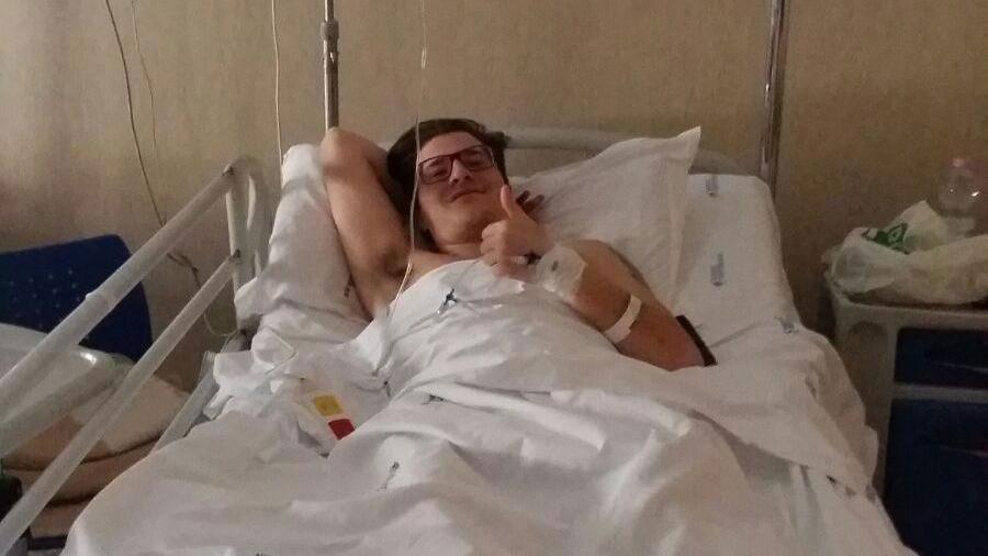 Alessio Bientinesi, 26 anni, dopo l’operazione nel letto di ospedale dove è ricoverato