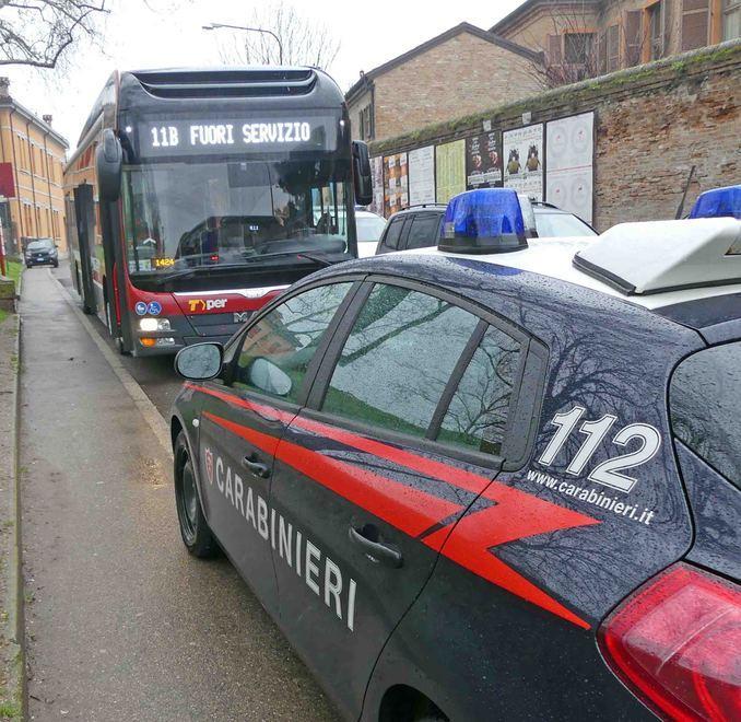 L'arrivo dei carabinieri in via Piangipane