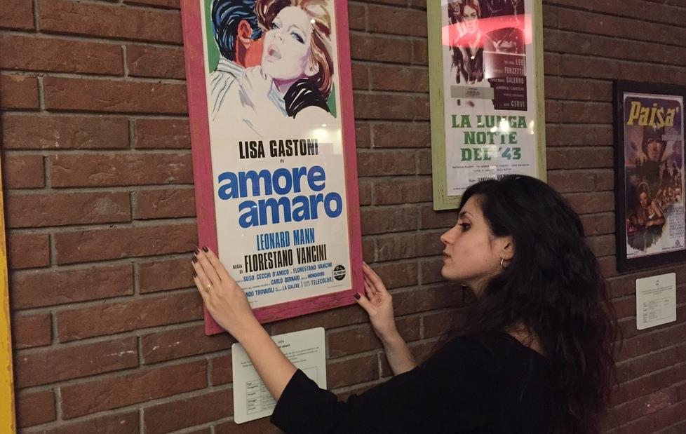 Natashja Mazza durante l'allestimento della mostra al cinema Apollo