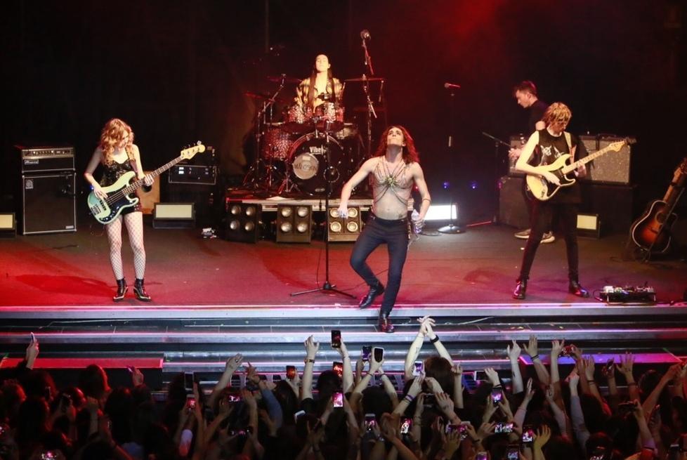 Maneskin superstar mattatori sul palco Fan in delirio al Vox