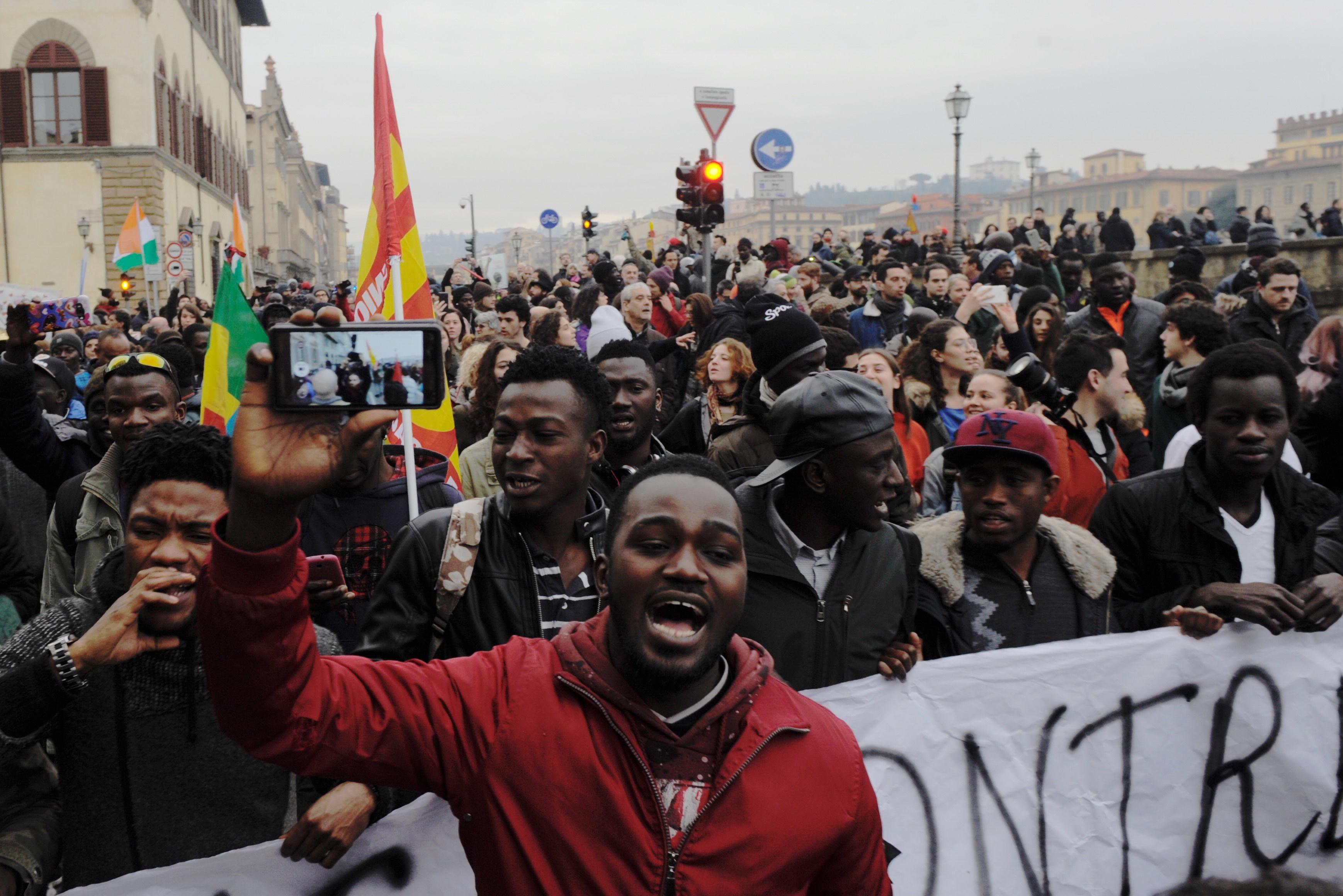 La manifestazione per Idy Diene sul Lungarno a Firenze (foto Sestini)