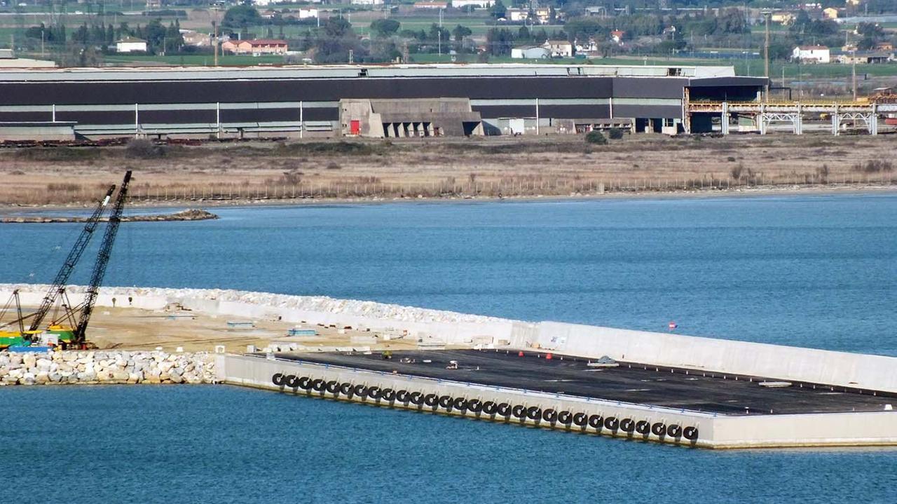 Una fase dei lavori alla banchina che avrebbe dovuto ospitare la Costa Concordia e andata in concessione alla Pim, Piombino industrie marittime (foto Paolo Barlettani)