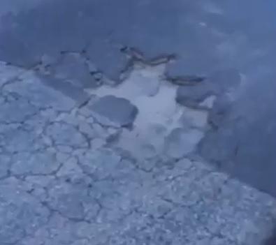 Una delle buche di via Aldo Moro