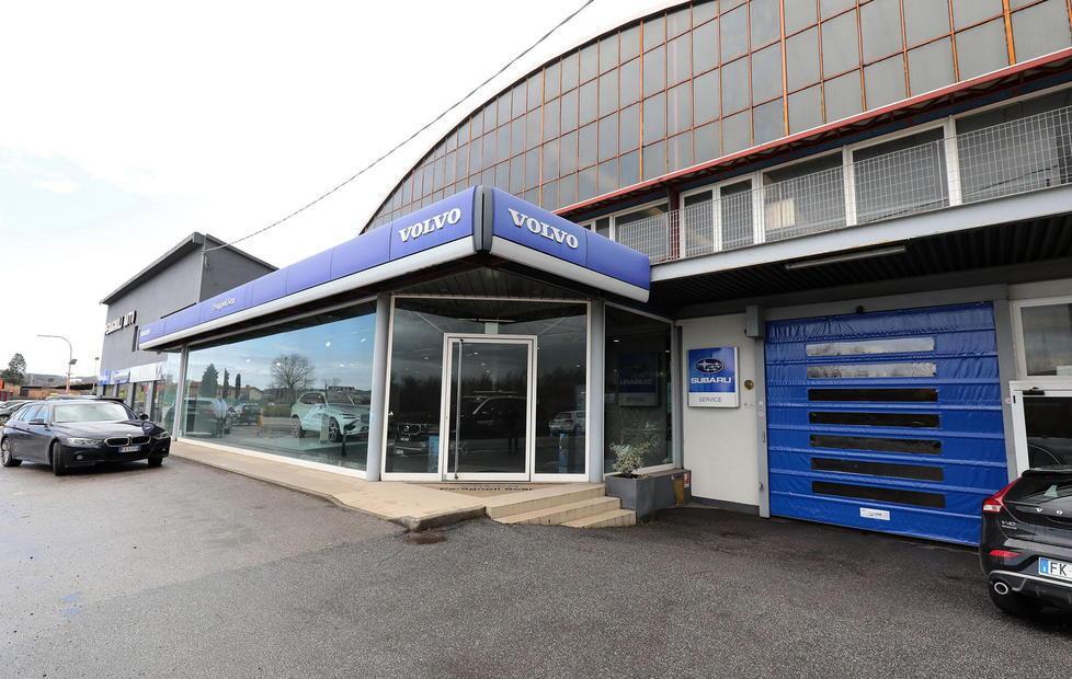 La concessionaria Peragnoli a Empoli (Foto Agenzia Carlo Sestini)