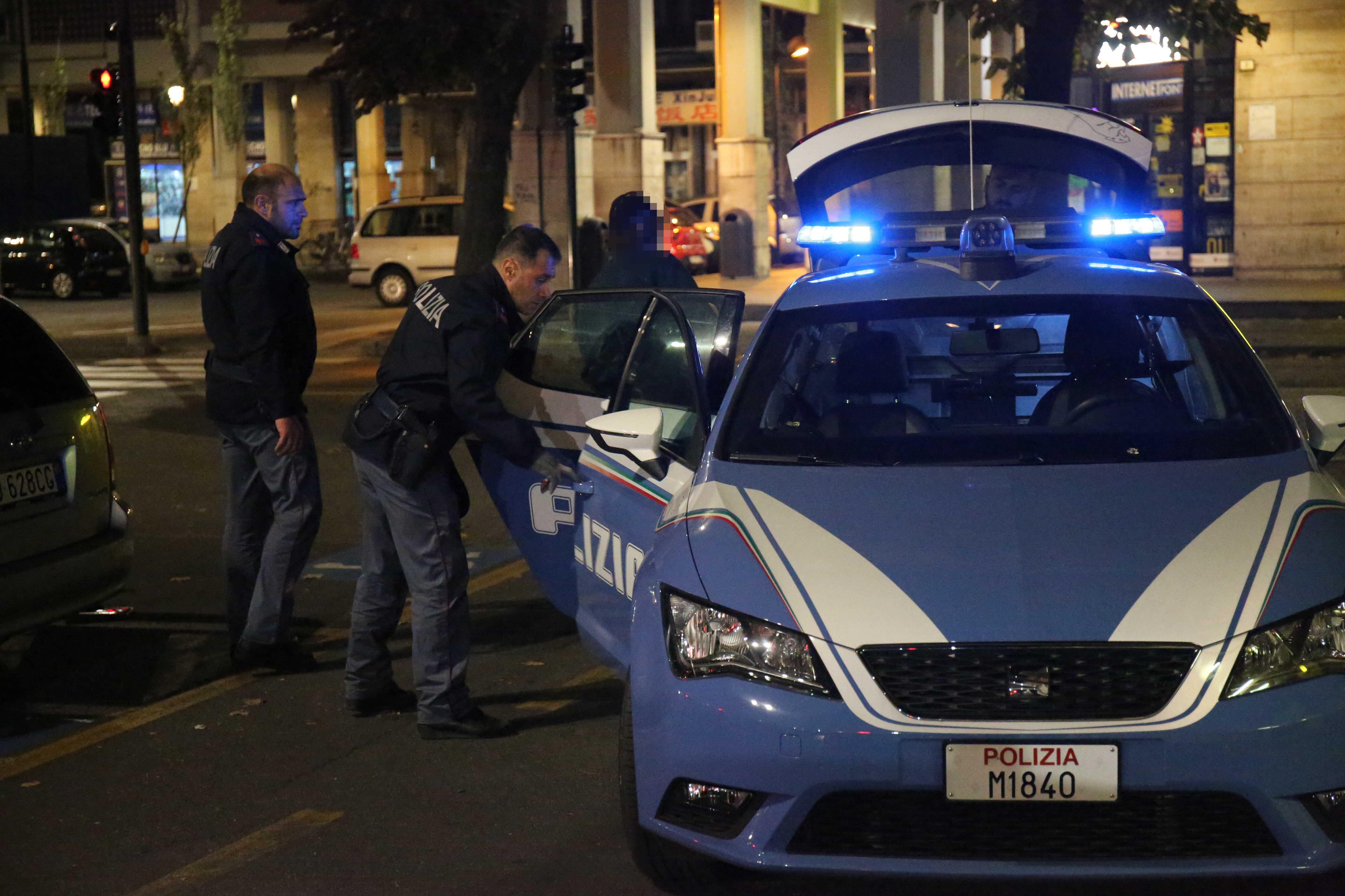 Reggio Emilia, 50enne accoltellato alla schiena durante una lite con l’amica 25enne 