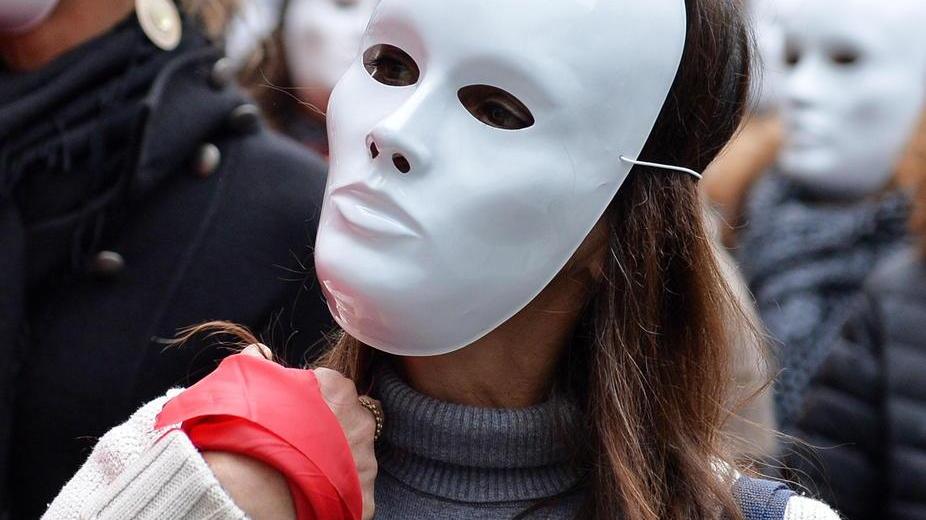 Rintraccia l’ex moglie e la minaccia: arrestato