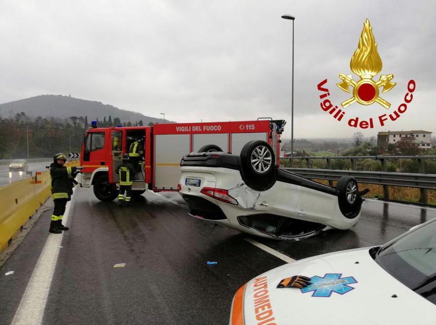Auto sbanda e si ribalta sull’A11 