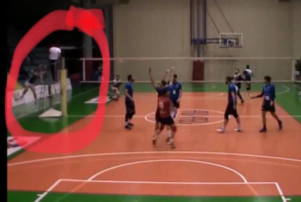 Fa cadere l’arbitro durante la gara di volley