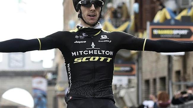 Adam Yates vince per Scarponi