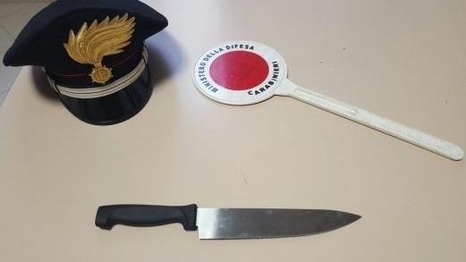 Col coltello minaccia il coinquilino