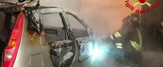 Auto a fuoco, quartiere resta al buio 