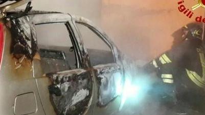 Auto a fuoco, quartiere resta al buio