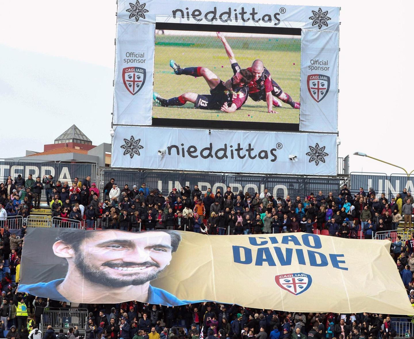 Lo stadio commosso: “Ciao Davide” 