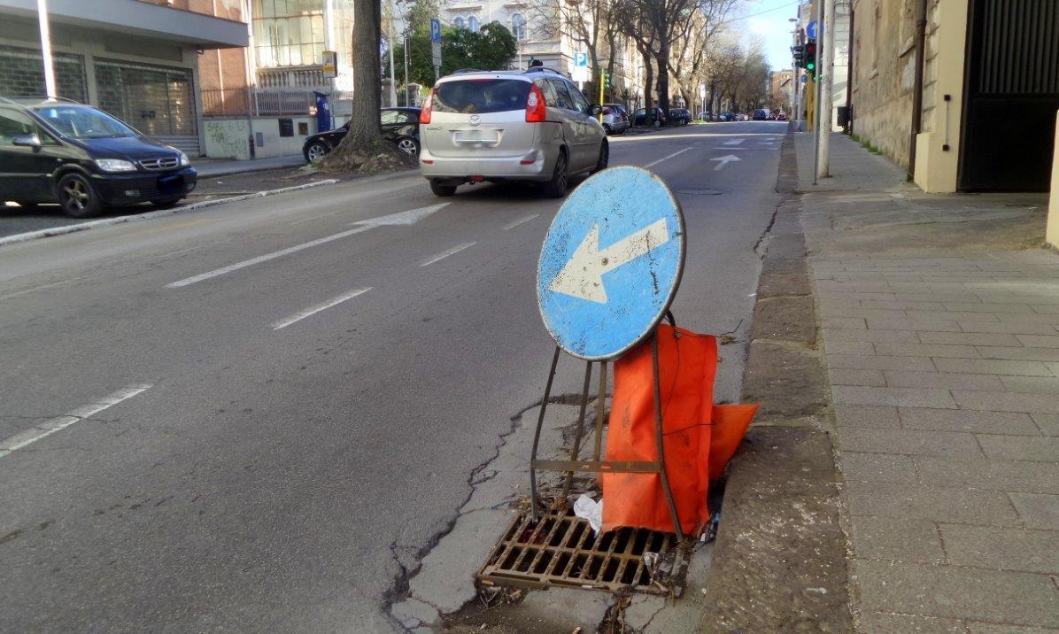 Un cartello dimenticato da mesi