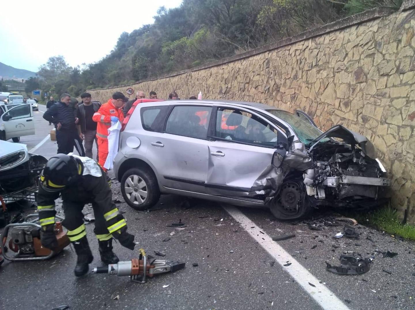 Scontro frontale, gravissimo un 20enne 