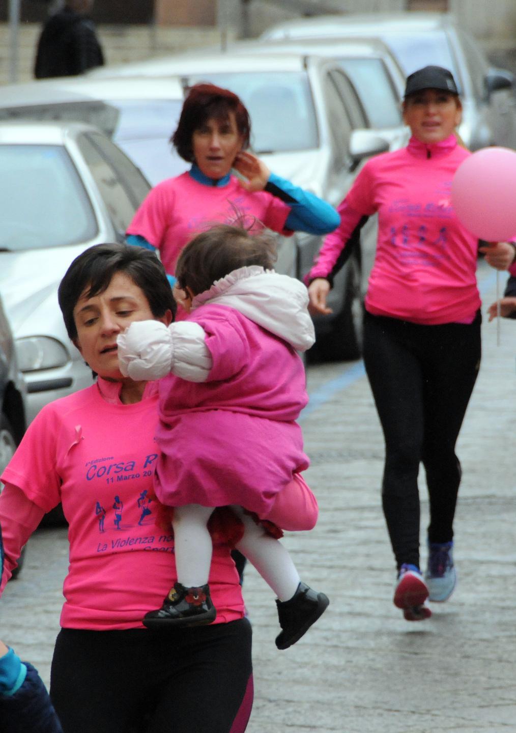 Un mare rosa invade il cuore della città 