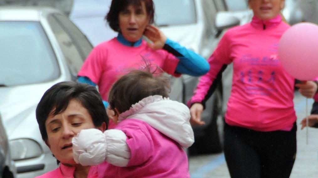 Un mare rosa invade il cuore della città