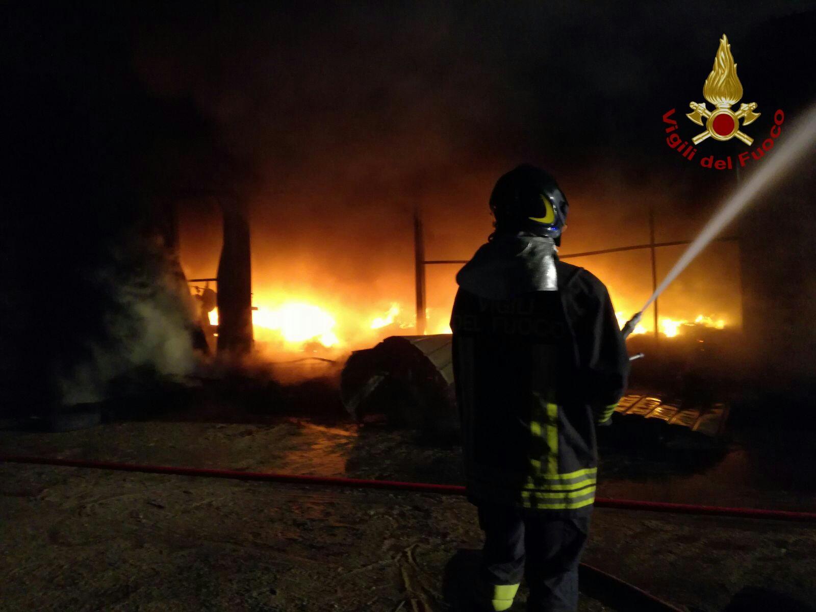 Paura in una palazzina: incendio divampa nello scantinato