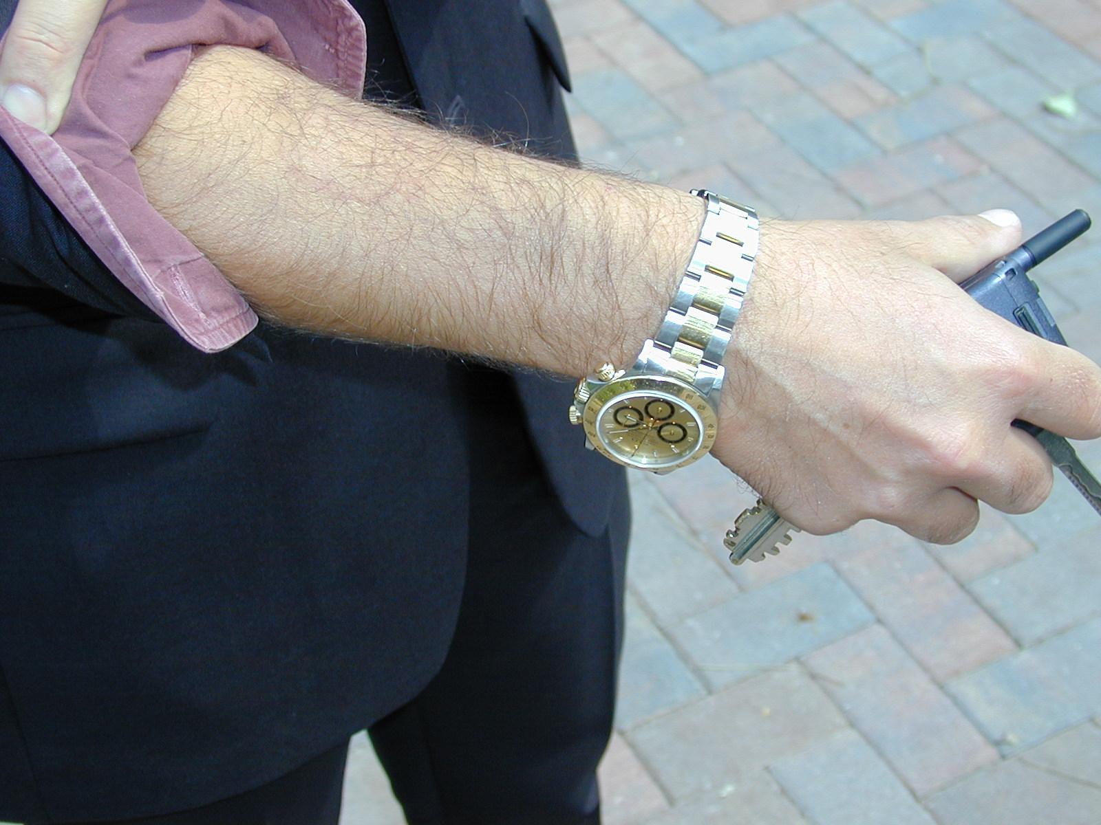Modena, chiede informazioni e poi gli ruba il Rolex