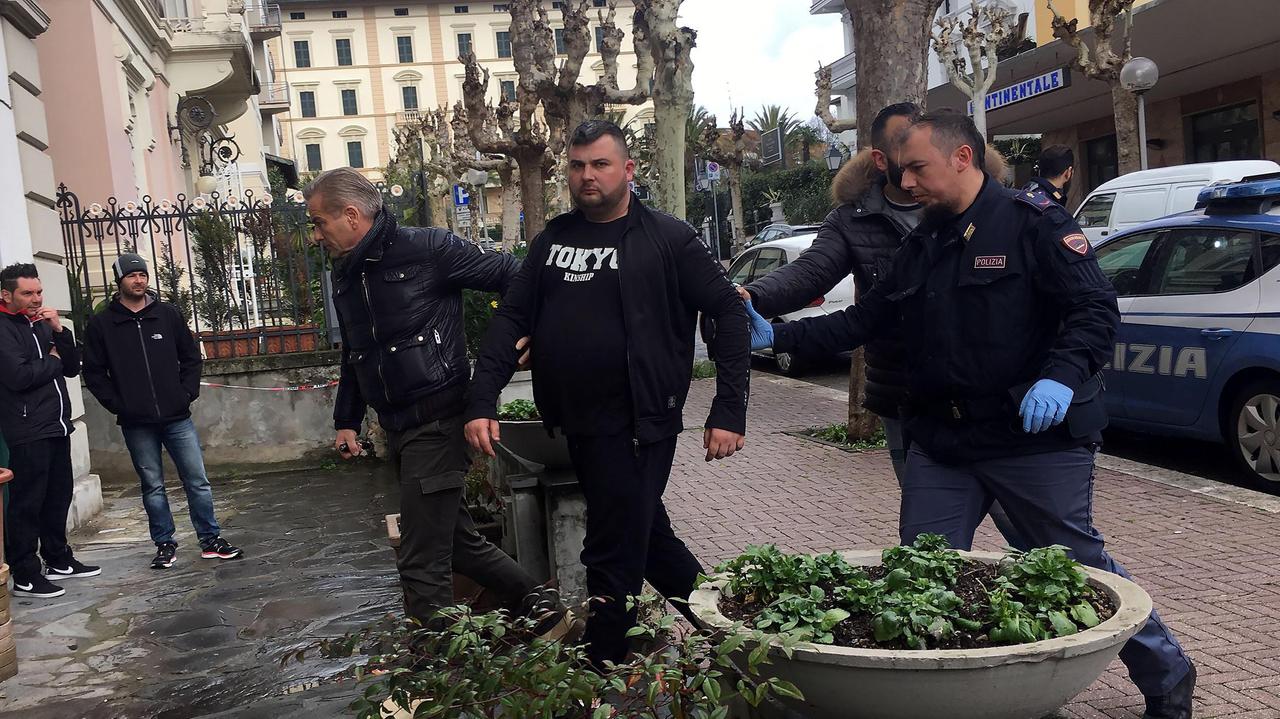 Il terzo giovane condotto all'interno del Commissariato, sospettato di favoreggiamento (Foto Nucci)