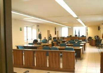 Operaio cade dal tetto a lavoro, il proprietario gli fa simulare un incidente in bici