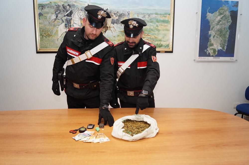 La droga e i soldi sequestrati a casa del giovane