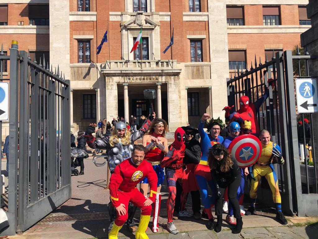 Il gruppo di amici travestiti da Supereroi per la laurea di Marco