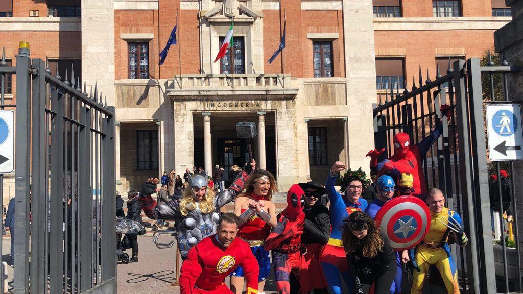 Il gruppo di amici travestiti da Supereroi per la laurea di Marco