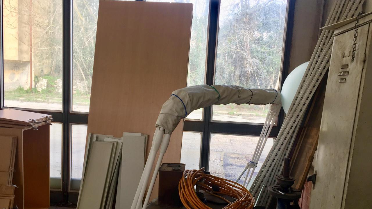 Il vetro rotto visto dall'interno dello stabile
