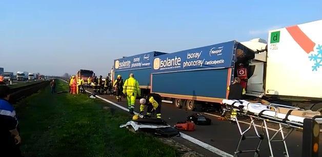 Tamponamento in A22, due feriti gravi
