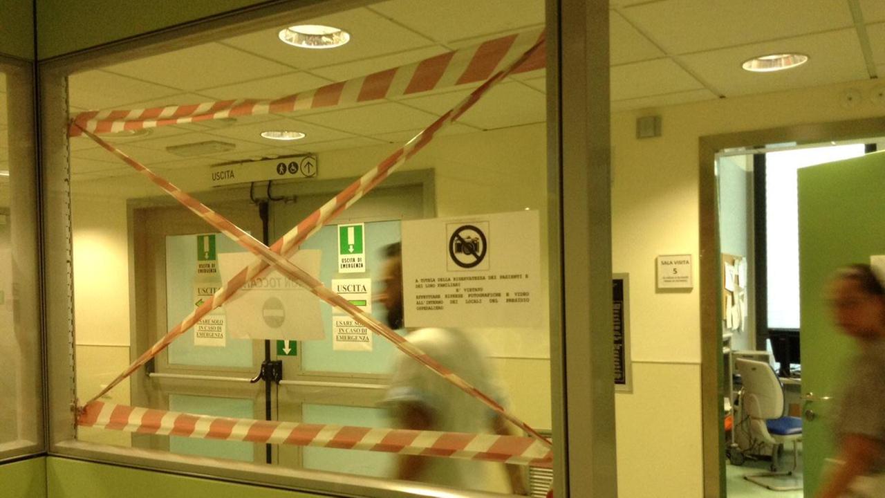 Una vetrata danneggiata al pronto soccorso (foto d'archivio)