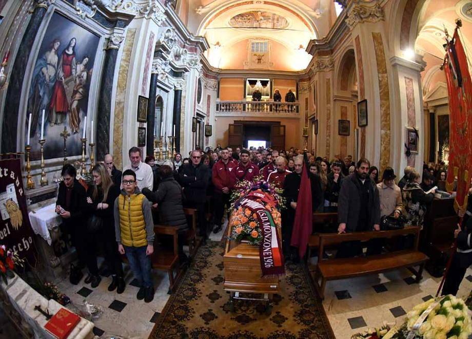 Folla commossa ai funerali di mister Mancini
