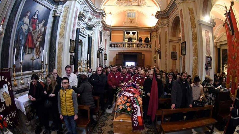 Folla commossa ai funerali di mister Mancini