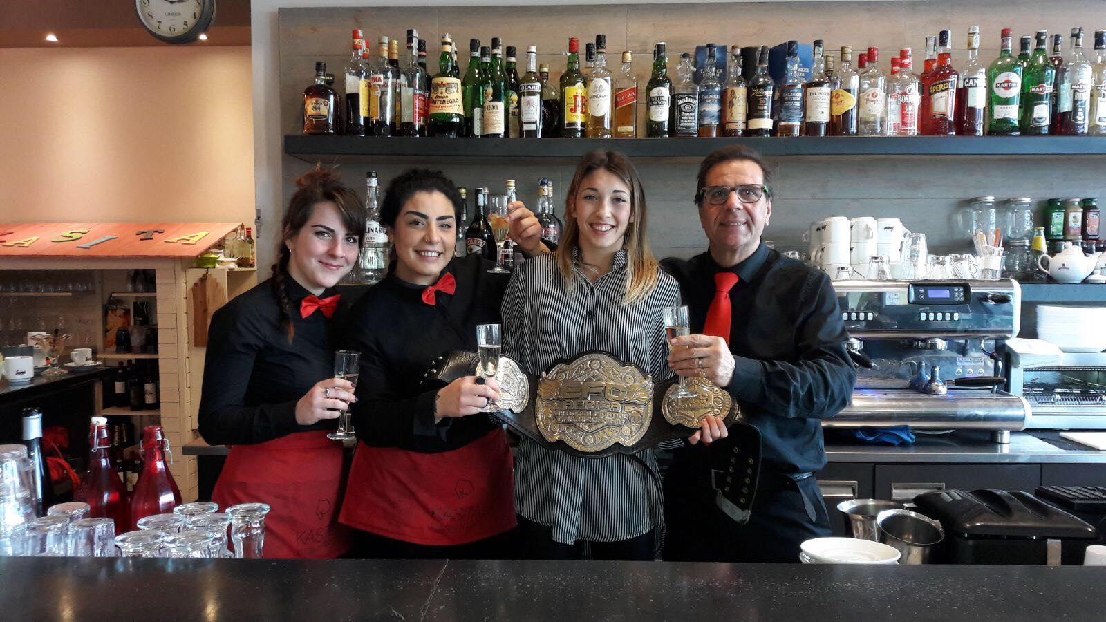 Il brindisi nel ristorante in cui Chiara Penco lavora