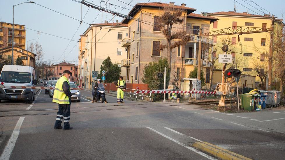 Trenino, sbarre in tilt a Modena: altre code e proteste